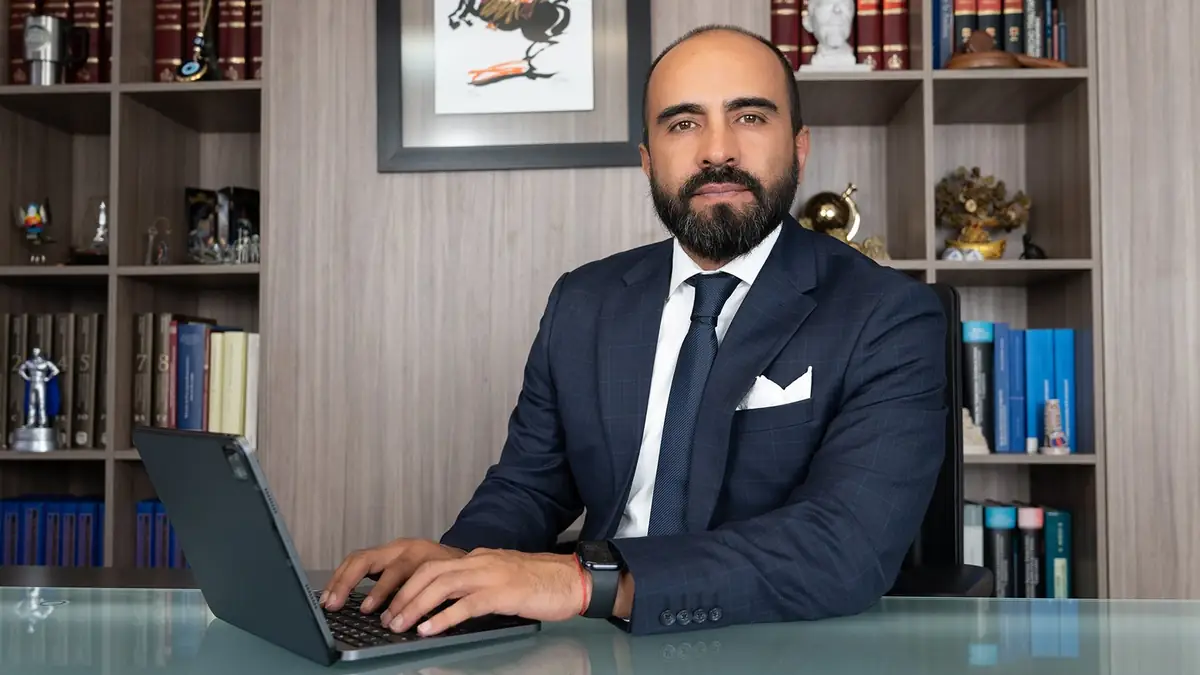 Dr. Darío Velástegui Enríquez en su oficina